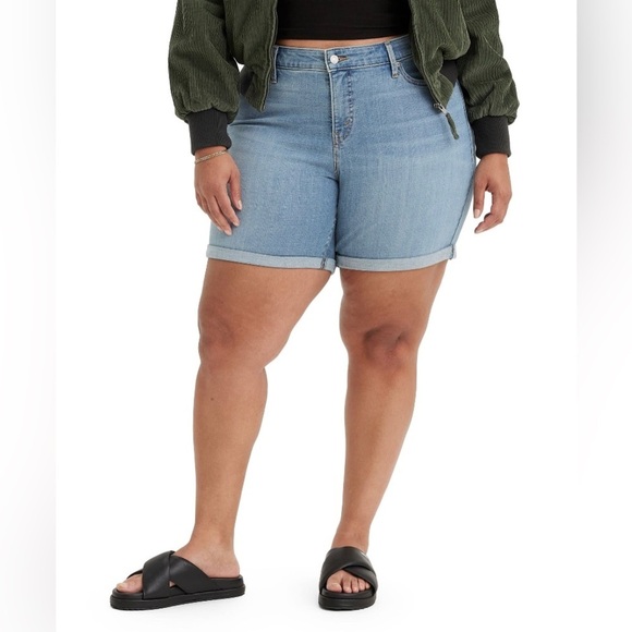 NWOT Levi's Women's Mid Length Shorts in Medium Indigo - Picture 1 of 3